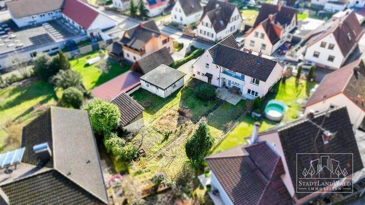 Luftansicht auf Haus und Garten