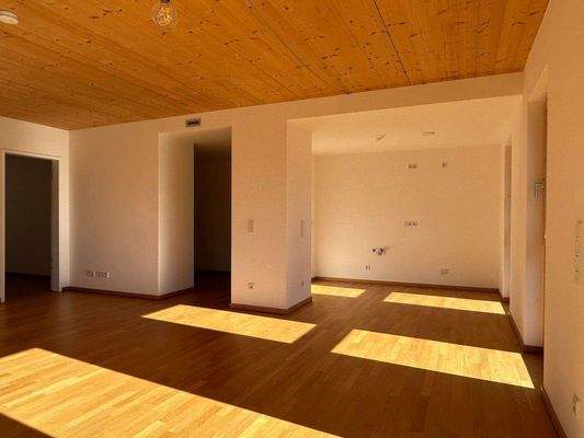 Helles Wohnzimmer mot offener Küche