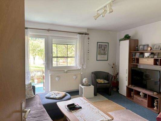 Wohnzimmer mit Blick zur Terrasse EG