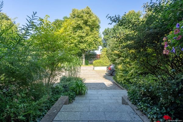 Zugang zum Haus, Blick zum Parkplatz