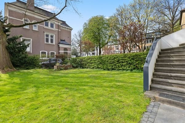 Rückwärtiger Terassenabgang und Garten