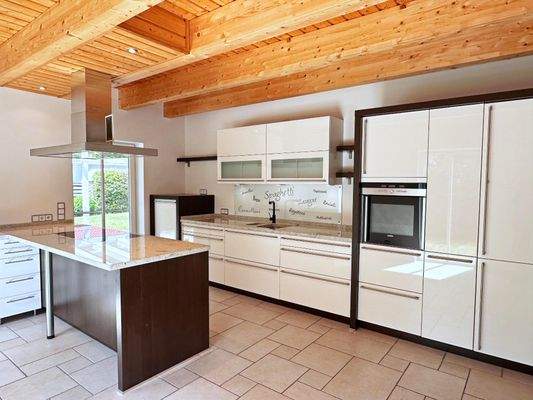 Große, elegante Küche