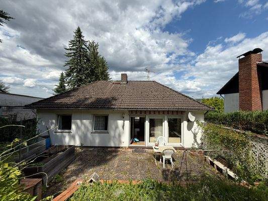 Blick vom Garten auf die Terrasse