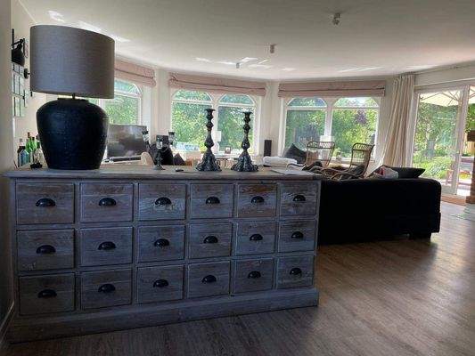 Offener Raumteiler zwischen Küche und Wohnbereich