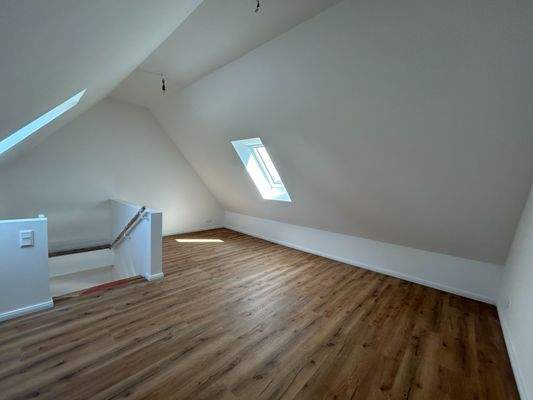 Großes Büro oder Hobbyraum im Dachgeschoss