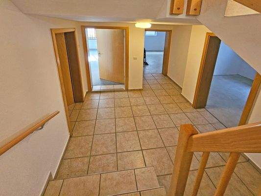 Blick von Kellertreppe auf Flur Kellergeschoss