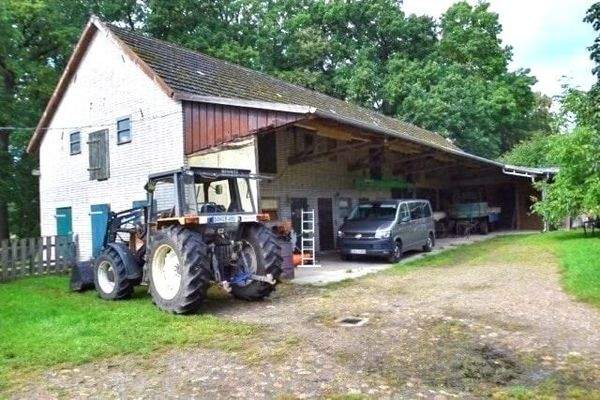 Hof weisse Scheune Schleppdach