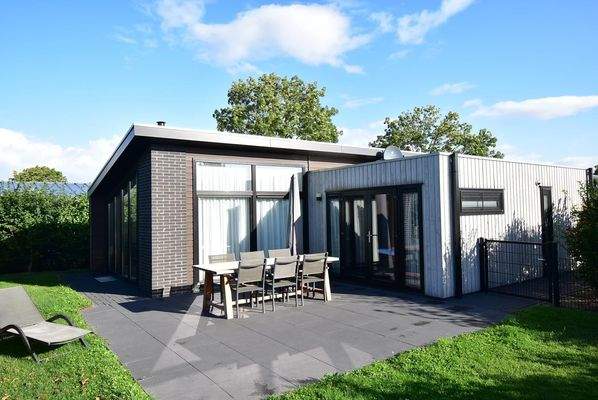 ferienhaus-kaufen-herkingen-modern-terrasse01