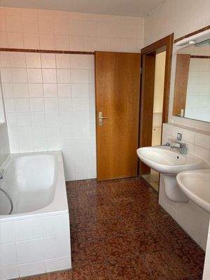 2 Waschbecken im Badezimmer.JPG