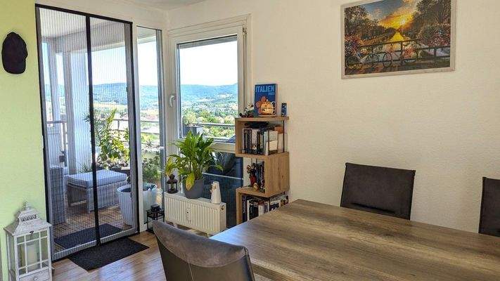 Das Esszimmer mit Zugang zum Balkon