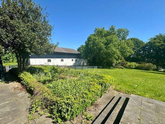 Blick zu den Stallungen (Garagen)