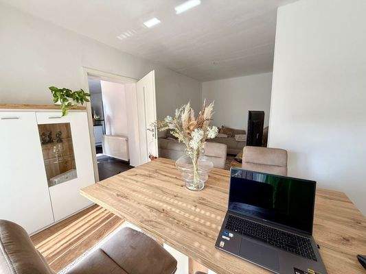 Wohn-Esszimmer Wohnung rechts