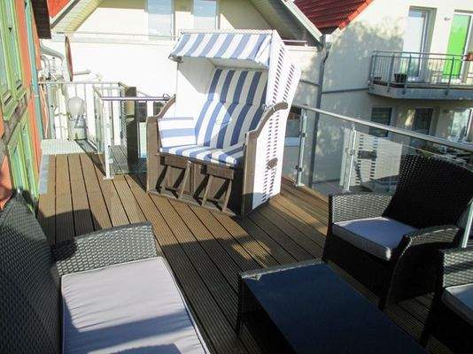 Großer Südbalkon mit Strandkorb