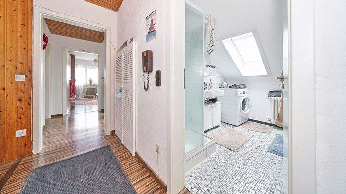 Tageslichtbad und Eingangsbereich