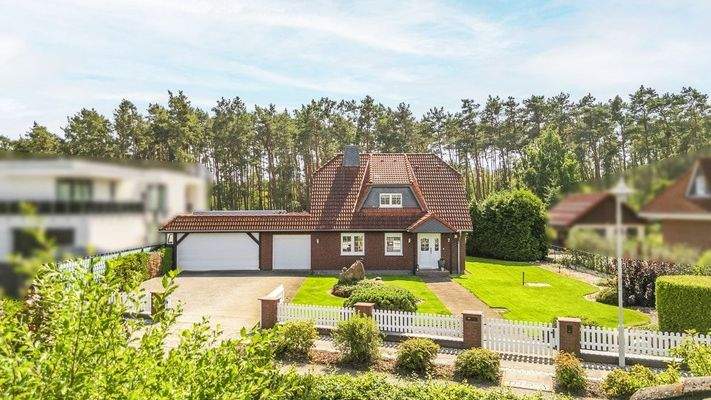 Hausansicht und Vorgarten