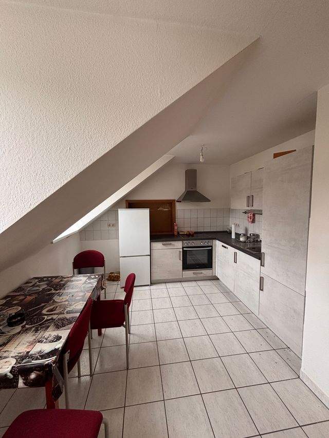 Helle 2-Zimmer-Dachgeschosswohnung mit Einbauküche in ruhiger Lage von Schmölln - Photo 1