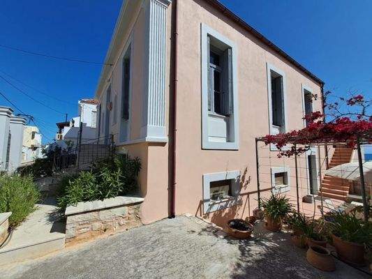 Kreta, Kalyves: Elegante neoklassizistische Villa am Meer zu verkaufen