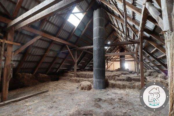 Dachbodenfläche mit Strohballen als Dämmung