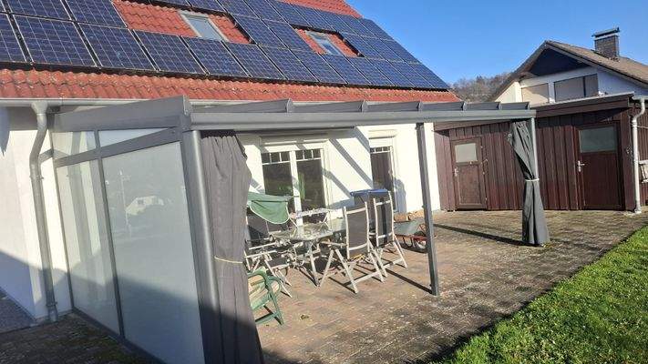 Terrasse mit Überdachung und Carport