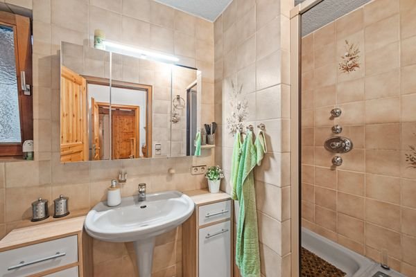 EG Badezimmer mit Dusche und WC