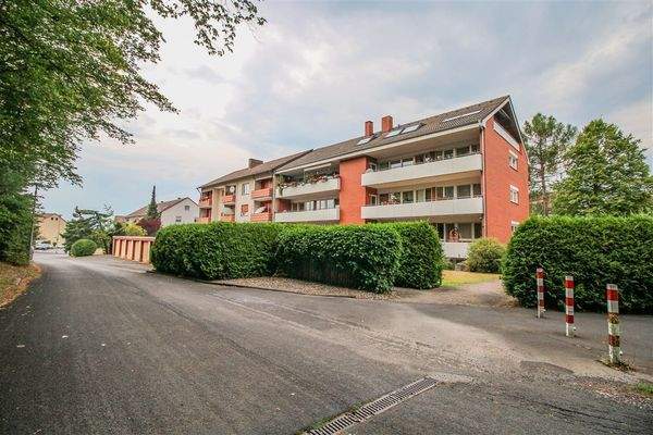 Vorderansicht mit Garagen