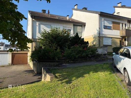 Hauseingang mit Garage