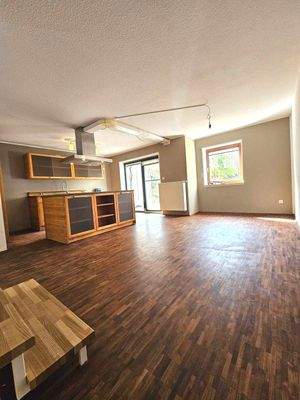 Wohnzimmer mit offener Küche