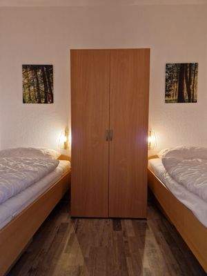 Schlafraum mitte mit zwei Einzelbetten