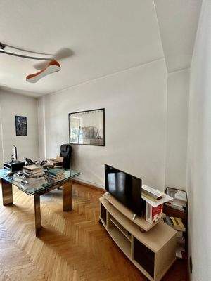 Bozen Zentrum, Nähe Universität, Investitionsobjekt, Studenten-WG geeignet, 4. Stock mit Aufzug, Große Wohnküche, Kleine Terrasse, 4 große Schlafzimmer, 2 Balkone, Großes Badezimmer, Abstellkammer, Keller inklusive, Gemeinschaftlicher Dachboden, Hohe Miet