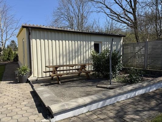 Die sonnige Sitzecke hinter der Garage