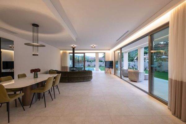 Kreta, Tavronitis: Zeitgenössisch eingerichtete Villa mit Pool zu verkaufen