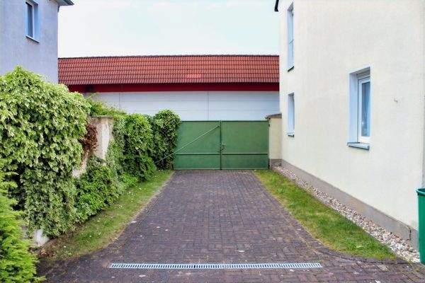 separate Einfahrt mit weiteren Stellplätzen