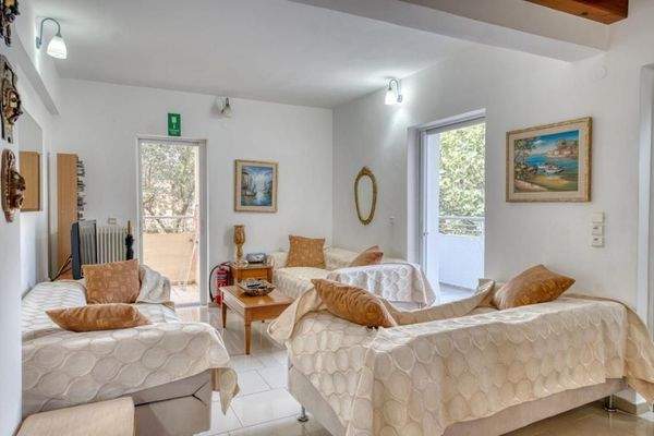 Kreta, Kalyves: Helle Villa zu verkaufen, nur wenige Schritte vom Meer entfernt