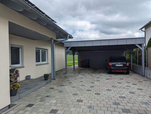 Carport mit geparktem Auto