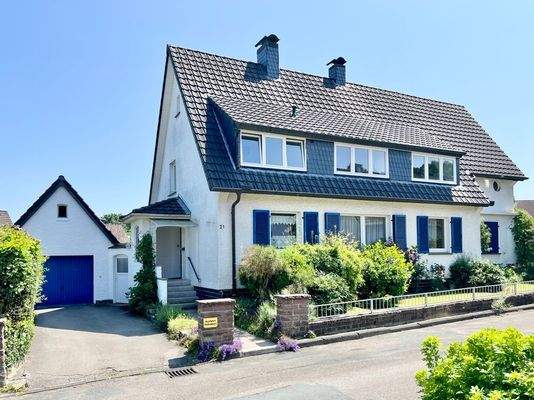 Hausansicht mit Eingang + Garage