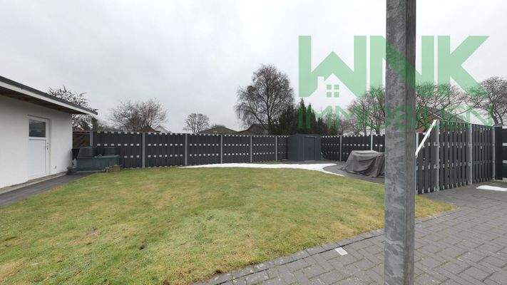 Grünfläche hinterm Haus