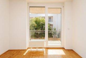 Blick aus Wohn-Ess-Küche auf Balkon