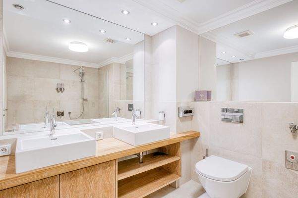 Masterbad mit Doppelwaschbecken, Badewanne und Naturstein