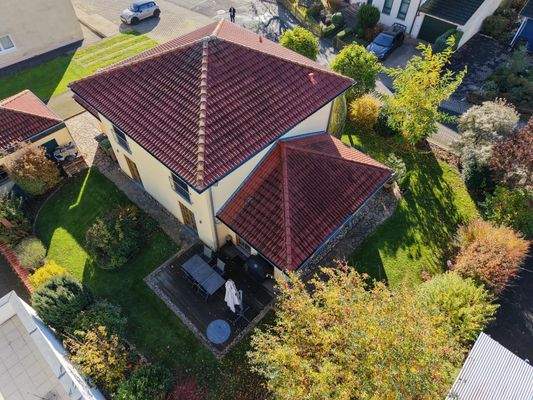 Blick auf Haus und Garten