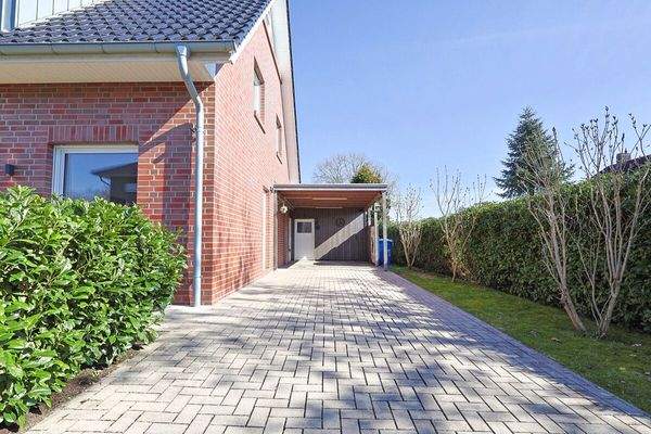 Einfahrt und Carport