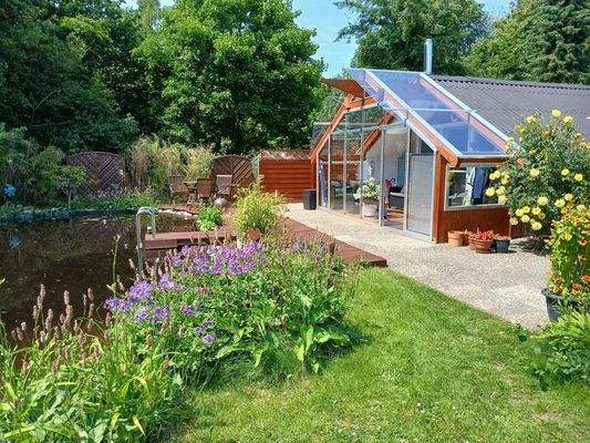 Seitenansicht mit Teich