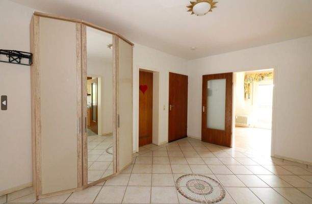 Flur mit Eingangstür.JPEG