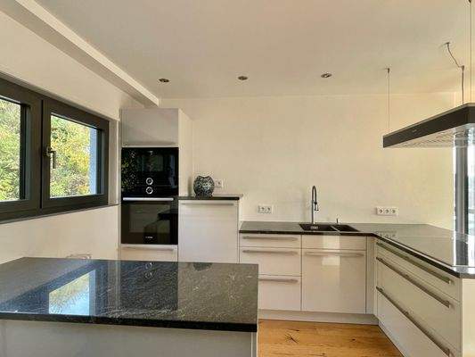 Eine moderne Küche vervollständigt diesen Wohnbereich