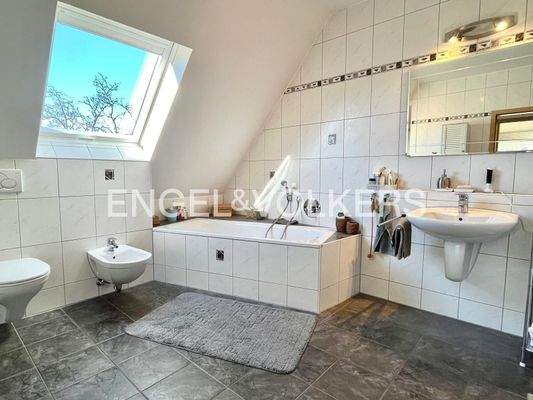 Modernes, großzügiges Hauptbadezimmer im 2. OG