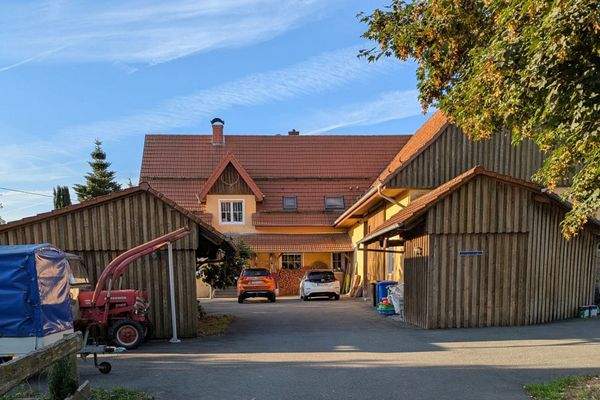 Hof mit 2 Doppelcarports