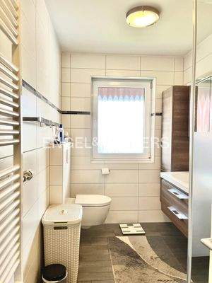 Modernes und hochwertig ausgestattetes Hauptbadezimmer im EG