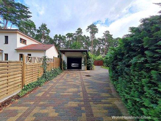 Pflasterfläche vor und neben der Garage bietet weitere Stellplätze