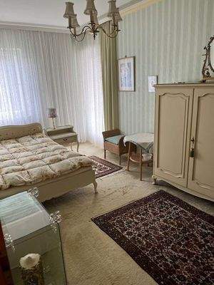 Schlafzimmer mit Zugang Balkon