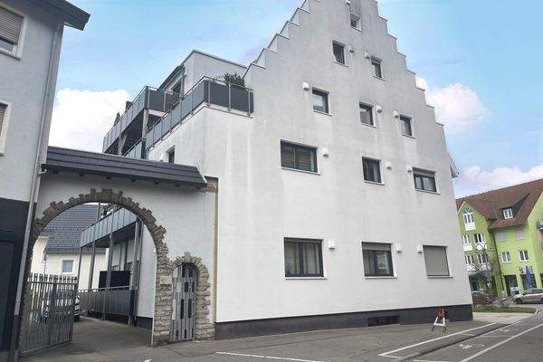 Seitansicht/Zufahrt Stellplätze