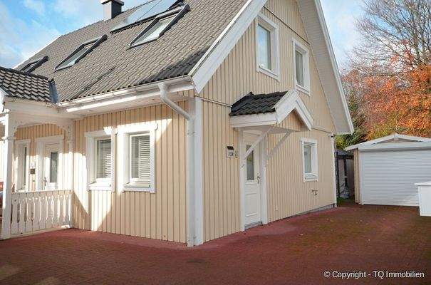 Haupteingang und Nebeneingang sowie Garage mit ele